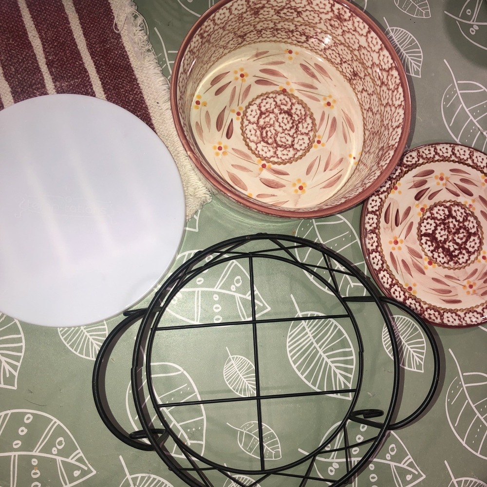 Temptations Round Cottage Core Pink Casserole Baking Dish Rack Set Lid 1.5 Qt